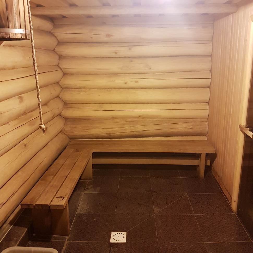 Деревянная баня (предбанник) из осинового бревна, без отделки - всё натуральное и служит уже годы! Лучшее бревно для рубки бани, это осина!